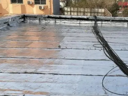 泸州市卫生间漏水维修公司分享下泸州市屋面楼顶防水刚性防水层施工要点。